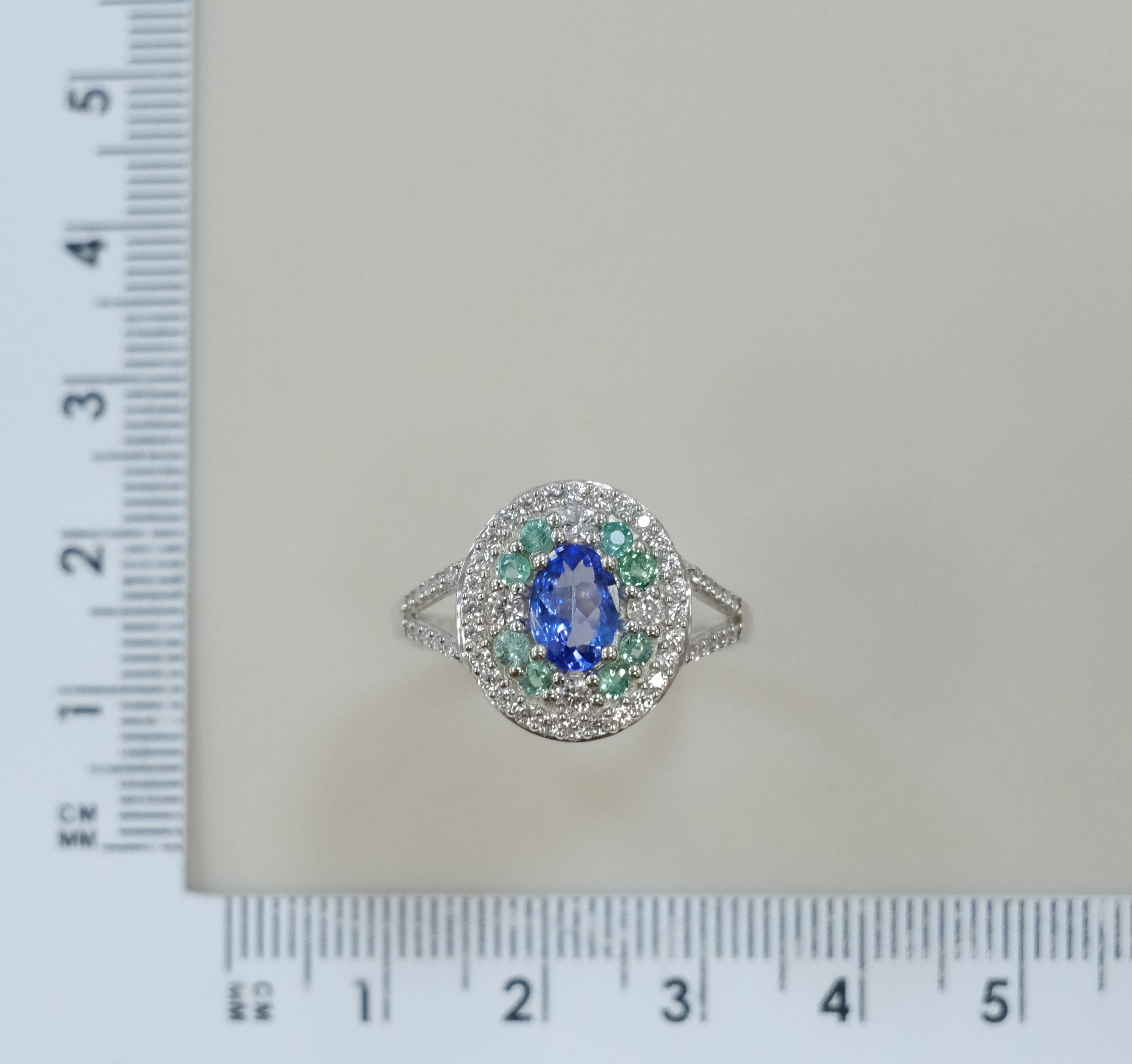 Серебряное кольцо с танзанитом и изумрудами